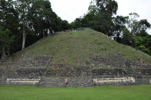 Pirâmide ainda coberta pela vegetação nas ruínas mayas de Caracol, em Belize, quase na fronteira com a Guatemala